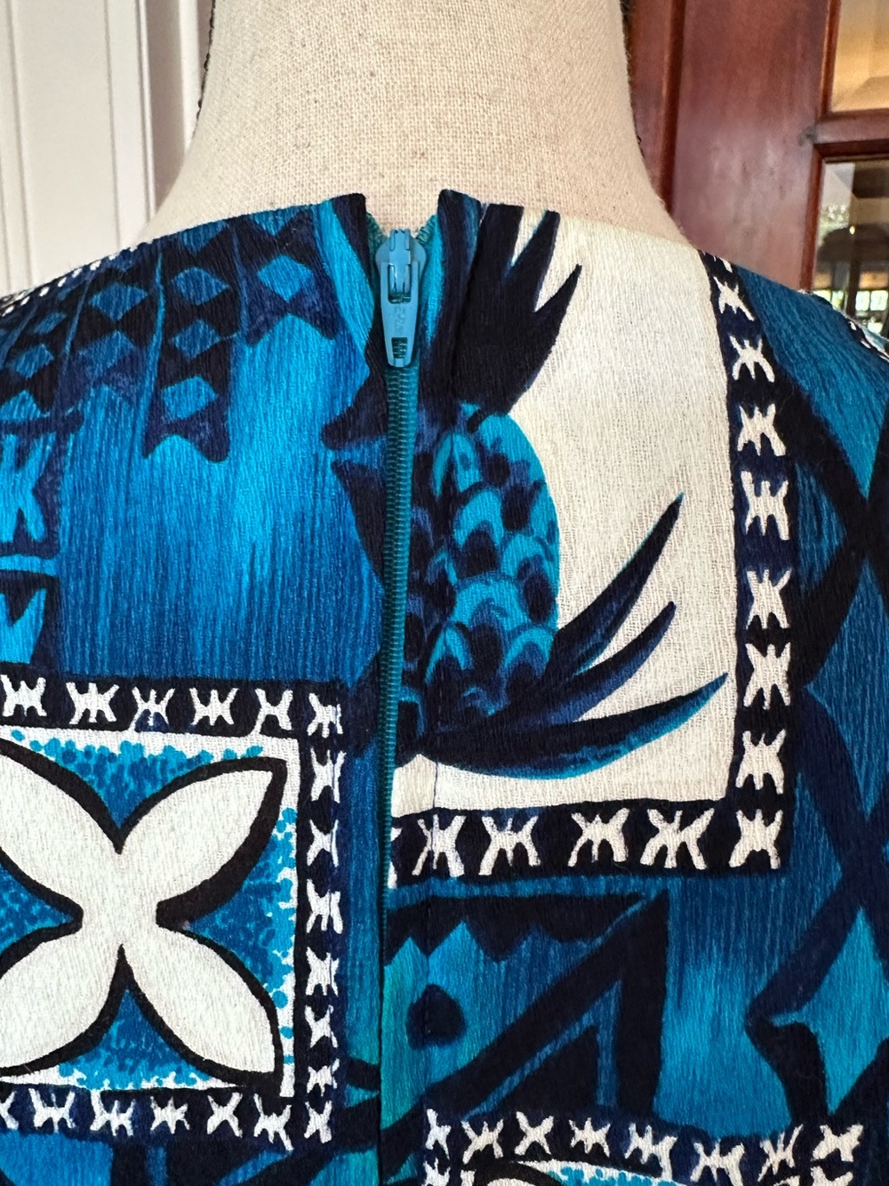 Hukilau Fashions | Vintage 1960s Hawaii Print 100% Cotton Shift Dress, Size 20 - Picture 5 of 10
